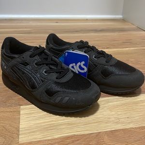NWT ASICS black gel-lyte 3, big kids sz 2